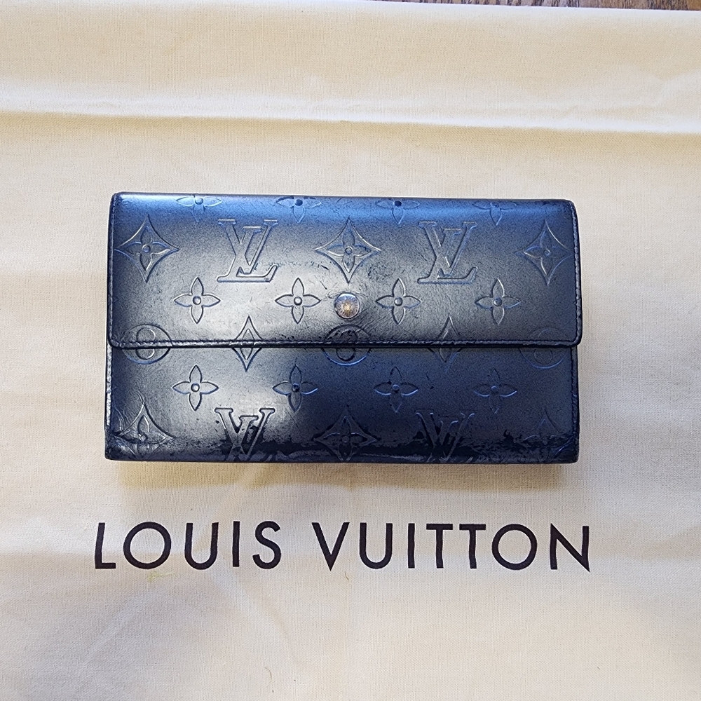 Authentic Louis Vuitton Long Wallet with a LV Dust Bag